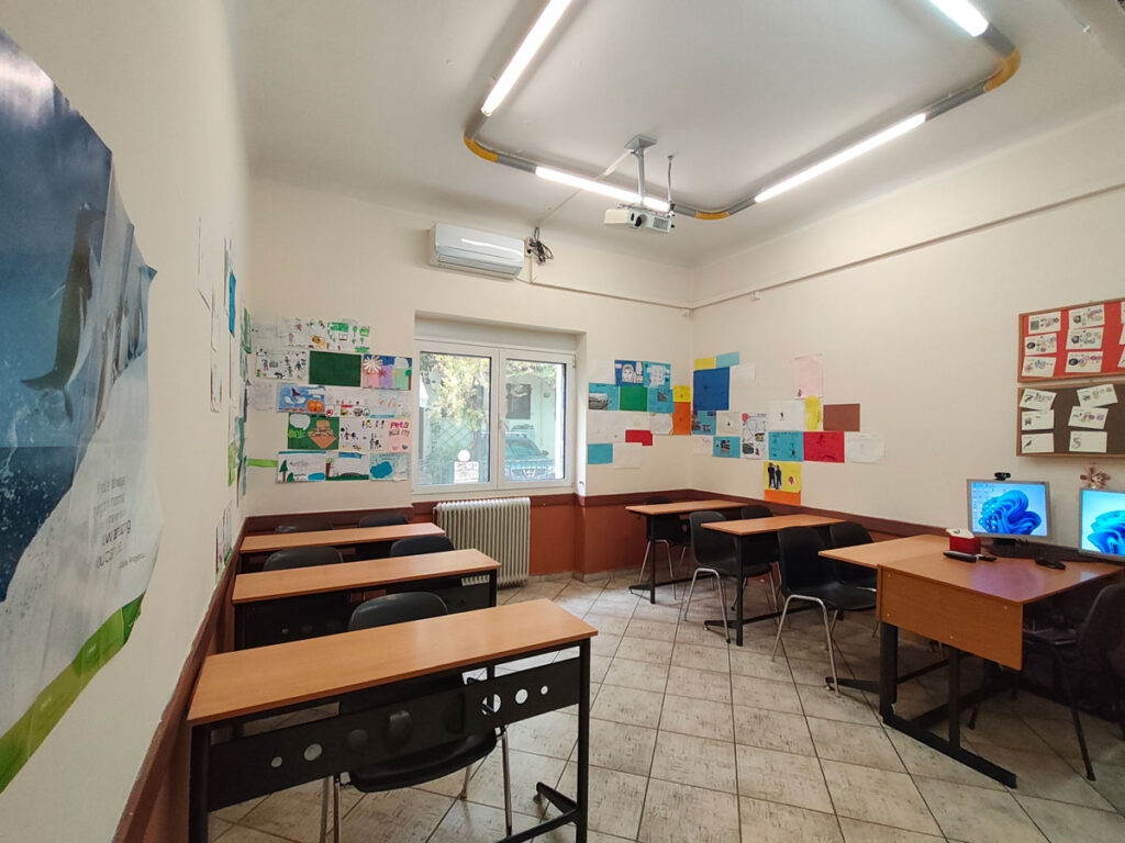 Αίθουσα με διαδραστικό πίνακα, English in Galatsi